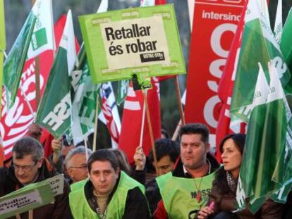 Funcionarios protestan ayer contra los recortes presupuestarios frente al Parlamento catal&aacute;n.