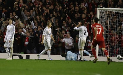 Gago, Cannavaro, Casillas, Heinze y Arbeloa, de rojo, tras encajar un gol de Gerrard durante el Liverpool-Madrid de 2009 disputado en Anfield Road.