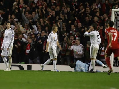 Gago, Cannavaro, Casillas, Heinze y Arbeloa, de rojo, tras encajar un gol de Gerrard durante el Liverpool-Madrid de 2009 disputado en Anfield Road.