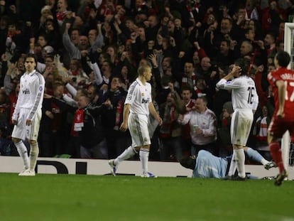 Gago, Cannavaro, Casillas, Heinze y Arbeloa, de rojo, tras encajar un gol de Gerrard durante el Liverpool-Madrid de 2009 disputado en Anfield Road.