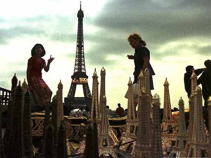Colección de pequeñas 'torres eiffel' en ña plaza del Trocaderp de París. Al fondo , la verdadera torre, que anuncia 500 días para el año 2000