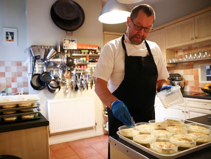 El chef británico Chris Edwards prepara almuerzos para las personas sin hogar que acuden a su cocina comunitaria en Tooting, Londres, en noviembre de 2020.