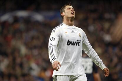 Cristiano Ronaldo se lamenta durante el partido ante el Olympique de Lyon.