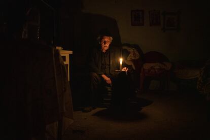 Isidro Fernández Montes, mayor de 80 años, con una de las velas que usaba en su casa del sector 6 de la Cañada Real. En ese momento, el día 10 de diciembre de 2020, llevaba alrededor de 3 meses sin suministro eléctrico. 
