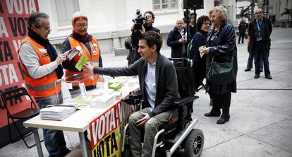La alcaldesa de Madrid, Manuela Carmena, y el delegado del área de Gobierno de Participación Ciudadana, Pablo Soto.