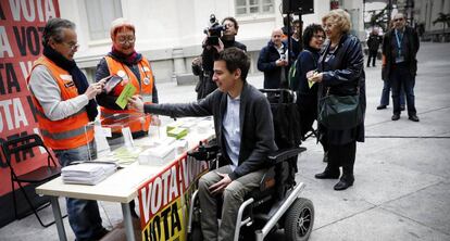 La alcaldesa de Madrid, Manuela Carmena, y el delegado del &aacute;rea de Gobierno de Participaci&oacute;n Ciudadana, Pablo Soto. 