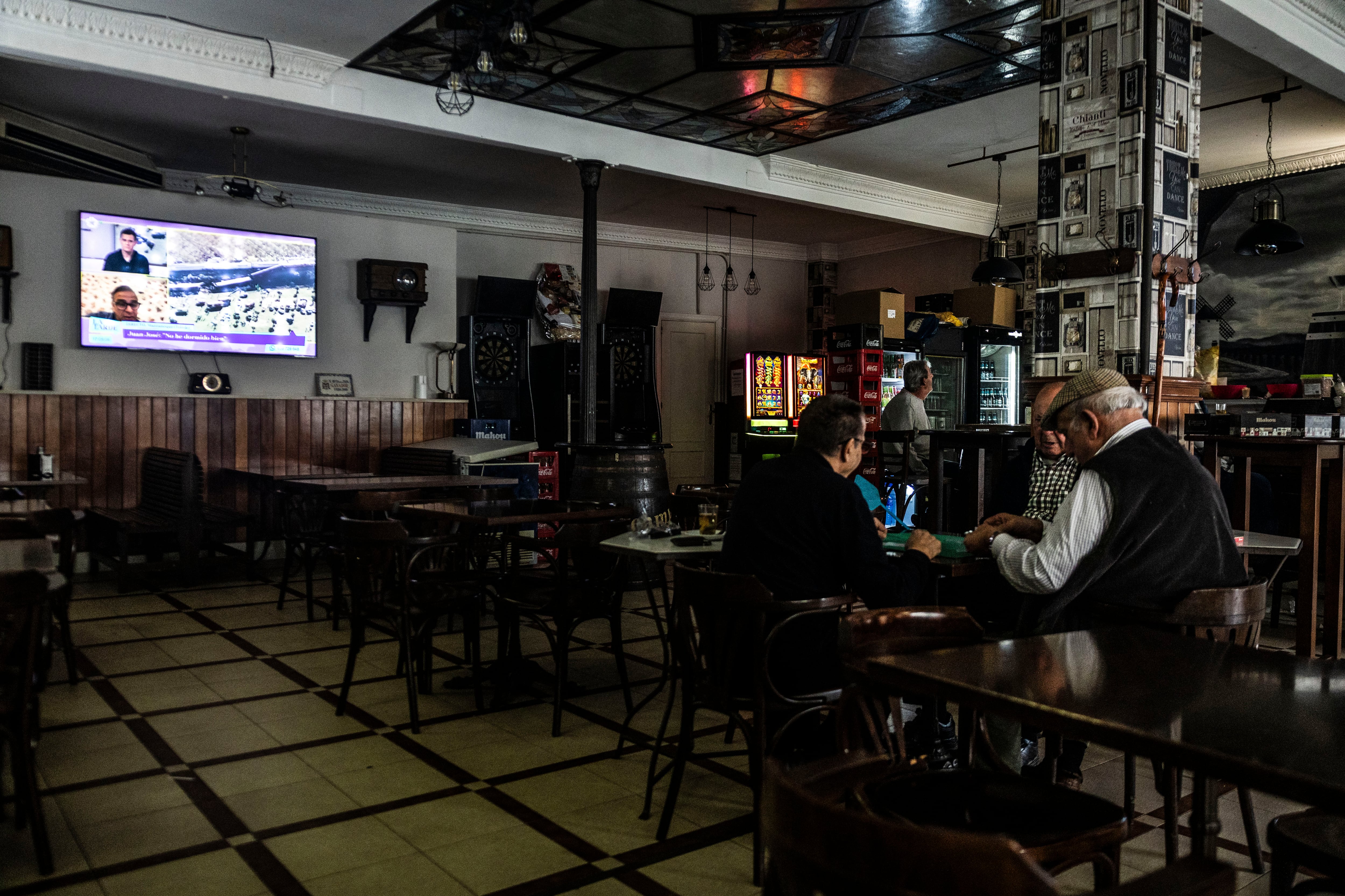 Varios vecinos en el bar La Concha, en Urda, Toledo, este viernes.