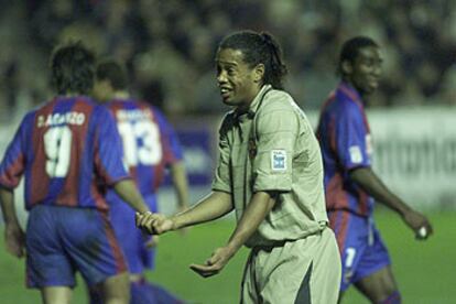 Ronaldinho se lamenta tras una jugada.