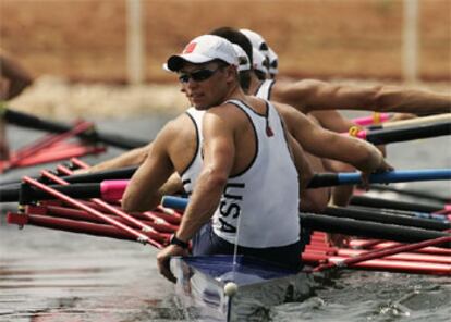 Jason Read vuelve el torso, relajándose, al término de una eliminatoria victoriosa para su equipo.