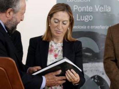 La ministra de Fomento, Ana Pastor, que asistió a la inauguración de las obras de rehabilitación de A Ponte Vella, el puente romano sobre el río Miño, en Lugo, recibe un regalo del alcalde de la ciudad, José López Orozco.