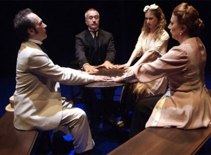 Representación de <i>Tantas voces...</i>, de Pirandello, con dirección de Natalia Menéndez y escenografía de Andrea D'Orico.