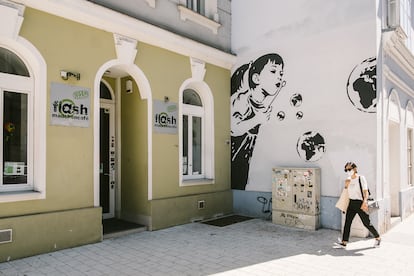 Fachada de un café solo para mujeres en Zieglergasse, Viena.