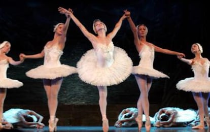 Ensayo de la obra ' El lago de los cisnes' por el Ballet Nacional de Cuba, en el teatro Albéniz, en agosto del 2004