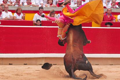 Francisco Marco es cogido y volteado por su segundo toro.