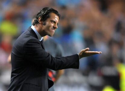 Quique Flores, durante un partido con el Benfica.