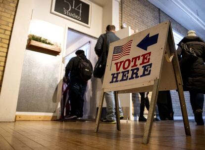 Un letrero guía a los electores hacia la sala de votación del centro 514 Studios, en Minneapolis, Minesota.