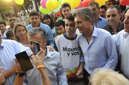 Macri posa con sus seguidores en Mendoza, Argentina