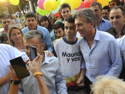 Macri posa con sus seguidores en Mendoza, Argentina
