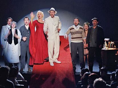 Elvira Mínguez y Juan Diego Botto, en el centro, en una imagen de <i>Los abajo firmantes.</i>