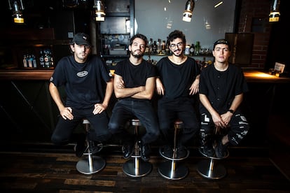 La banda colombiana Morat en el bar Intruso, el primer lugar en el que tocaron en Madrid.