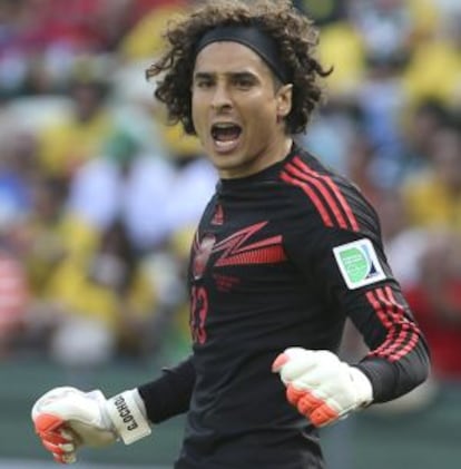 Guillermo Ochoa, na partida contra a Holanda.