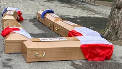 Ataúdes con banderas francesas que han aparecido este lunes debajo de la Torre Eiffel.