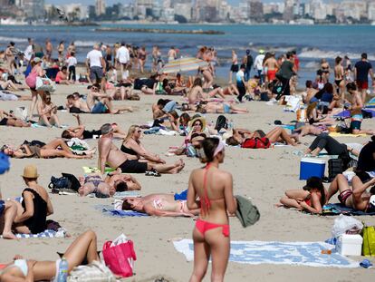 Miles de turistas disfrutan del sol y las altas temperaturas en las playas del Levante español durante la Semana Santa.