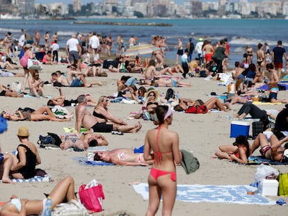 Los turistas disfrutan del sol y las altas temperaturas en la playa del Postiguet (Alicante), el pasado viernes.