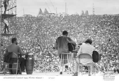 En la fotografía, se muestra a Richie Havens durante su presentación en Woodstock, en agosto de 1969. La música se convirtió en la excusa para un experimento de vida en libertad. Aparentemente, la motivación económica del megaconcierto había saltado por los aires, al permitirse la entrada libre. Una ciudad de casi medio millón de habitantes había surgido de la nada y se había estructurado sin gran planificación.