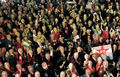 Militantes do PT usam máscara de Lula na Convenção Nacional do partido.