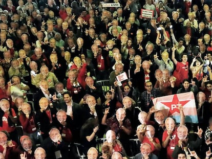 Militantes do PT usam máscara de Lula na Convenção Nacional do partido.