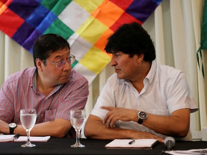 Luis Arce y Evo Morales durante una reunión del partido Movimiento Hacia el Sindicalismo, en Buenos Aires, en febrero de 2020.