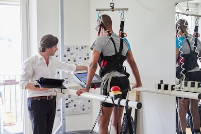 Grégoire Courtine supervising a test with a patient.