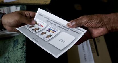 Papeletas para votar en las elecciones de Colombia.