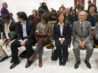 Pilar S&aacute;nchez, exalcaldesa de Jerez, (centro) sentada en el banquillo.