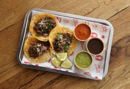 Tacos de birria con su consomé y dos salsas caseras picantes.