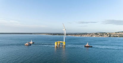 Una torre eólica de Windar Renovables en el mar.