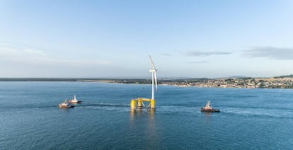 Una torre eólica de Windar Renovables en el mar.  