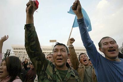 Manifestantes kirguices gritan contra el presidente Bakiyev ante la sede del Gobierno, ayer  en Bishkek.