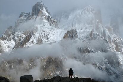 El paisaje que rodea el Gondogoro La, paso de montaña de 5.940 metros en la cordillera del Karakorum (Pakisán), es uno de los más bellos del mundo. Al recorrer el glaciar de Baltoro se dejan atrás las llamadas catedrales del Trango (en la foto) y el grupo de los Gasherbrum (que incluye dos de los 14 ochomiles principales del planeta) hasta llegar a Concordia, punto donde se cruza con el glaciar Godwin-Austen, y punto de acceso al campo base del K2, la segunda montaña más alta del mundo.