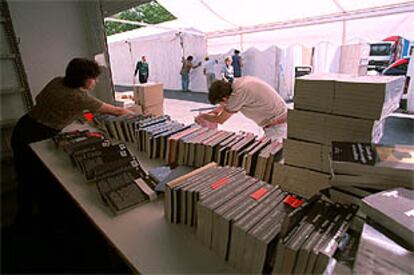 Las casetas se preparan para la inauguración de la Feria del Libro.