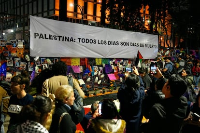 Tras la protesta en el Ángel de la Independencia, los asistentes acudieron a una ofrenda montada frente a la Embajada de Estados Unidos a colocar los retratos de los comunicadores asesinados.