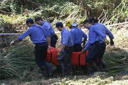 Los equipos de rescate, ayer, retirando el cuerpo sin vida del payés desaparecido el martes durante la tormenta.