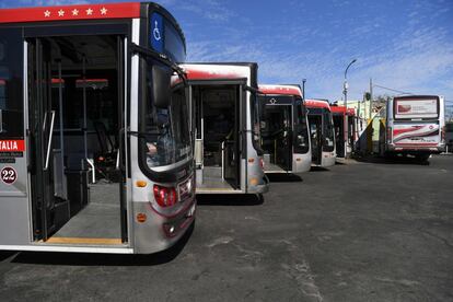 Autobuses urbanos permanecen inmóviles sin prestar servicio durante la jornada de huelga.