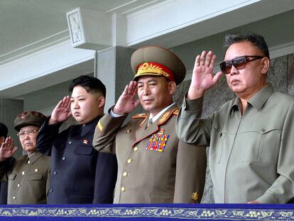 Kim Jong-il (derecha), y su hijo, Kim Jong-un (segundo por la izquierda), durante un festejo militar en septiembre de este año.