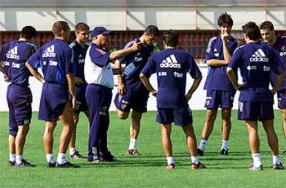 Iñaki Sáez da instrucciones a sus jugadores durante un entrenamiento.