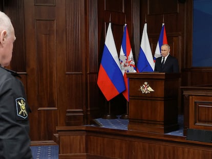 El presidente ruso, Vladímir Putin, repasa el estado de su ofensiva sobre Ucrania con la plana del Ministerio de Defensa este 19 de diciembre