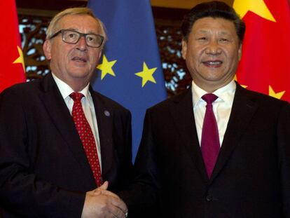 El presidente chino Xi Jinping saluda al oresidente de la Comisi&oacute;n Europea  Jean-Claude Juncker