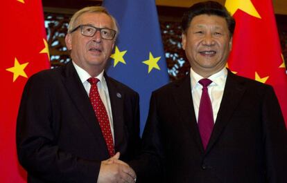 El presidente chino Xi Jinping saluda al oresidente de la Comisi&oacute;n Europea  Jean-Claude Juncker
