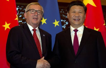 El presidente chino Xi Jinping saluda al oresidente de la Comisión Europea Jean-Claude Juncker